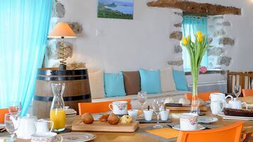 Bao gồm bữa sáng buffet hàng ngày