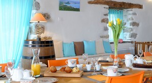 Free daily buffet breakfast