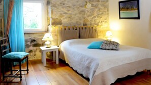 Double Room (Rihiveli) | Individually decorated, individually furnished, desk, blackout curtains - Chambres d'Hôtes Idiartekoborda (Saint-Etienne-de-Baigorry)