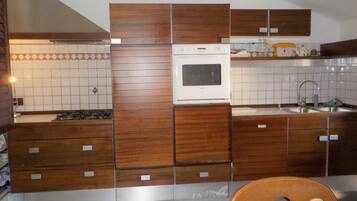 Réfrigérateur, four, plaque de cuisson, lave-vaisselle