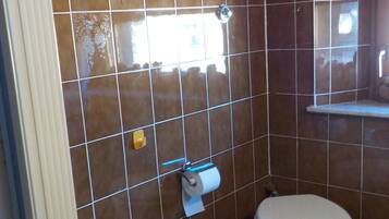 Duschwanne, Haartrockner, Bidet, Handtücher