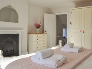 5 bedrooms, free WiFi, bed sheets - 5 bedroom accommodation in Muston, near Filey (Muston, near Filey)