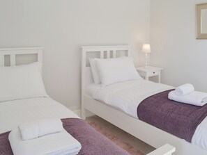 5 bedrooms, free WiFi, bed sheets - 5 bedroom accommodation in Muston, near Filey (Muston, near Filey)
