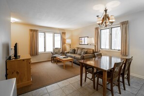 جناح جونيور - سرير ملكي مع أريكة سرير | منطقة المعيشة | تلفزيون بحجم 32-بوصة يعرض قنوات تلفزيونية باشتراك مدفوع، مشغل دي في دي