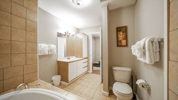 Une salle de bain moderne avec une baignoire, des toilettes et un lavabo.