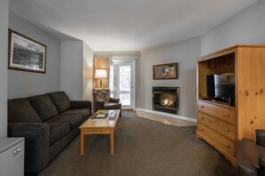 جناح - سرير ملكي مع أريكة سرير - بمطبخ | منطقة المعيشة | تلفزيون بحجم 32-بوصة يعرض قنوات تلفزيونية باشتراك مدفوع، مشغل دي في دي