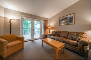 شقة ديلوكس - منظر للبحيرة - على البحيرة | منطقة المعيشة | تلفزيون بحجم 32-بوصة يعرض قنوات تلفزيونية باشتراك مدفوع، مشغل دي في دي