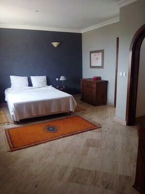 5 bedrooms, iron/ironing board, WiFi, bed sheets