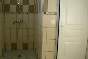 تجهيزات دش، مجففات شعر، مناشف، ورق حمّام