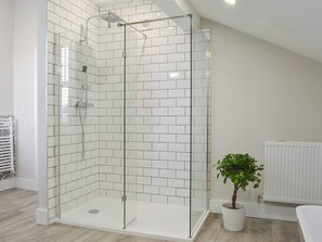 Free toiletries, towels - 3 bedroom accommodation in Upper Poppleton, near York (Upper Poppleton, near York)