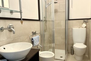 Shower, bidet, towels