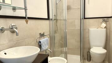 Douche, bidet, serviettes fournies