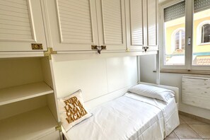 3 bedrooms, bed sheets
