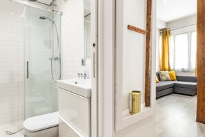 Een douche, een haardroger, handdoeken