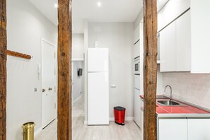 Kühlschrank, Mikrowelle, Wasserkocher mit Kaffee-/Teezubehör