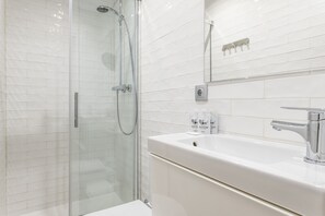 Shower, hair dryer, towels - Waou Anton Martin I - Alquiler Corta Duración (Madrid)