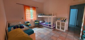 2 Schlafzimmer, BĂŒgeleisen/BĂŒgelbrett, Reisekinderbett, BettwĂ€sche