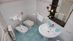 Tina, secadora de cabello, bidet, toallas 