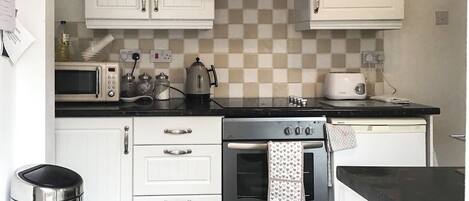 Réfrigérateur, micro-ondes, four