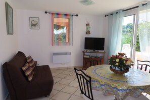 Una televisión, libros