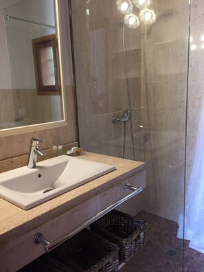 Serviettes fournies, papier toilette