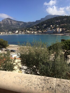 Näkymä rannalle/valtamerelle