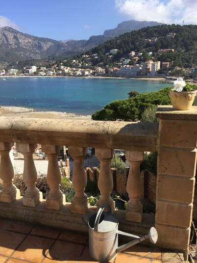 NEW Enchanting Sea House with Superb Views, WIFI and SAT TV