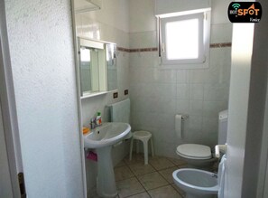 Secadora de cabello, toallas, jabón, shampoo 