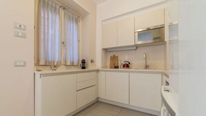 Wasserkocher mit Kaffee-/Teezubehör, Kühlschrank, Mikrowelle, Ofen