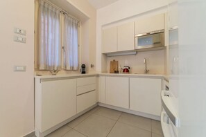 Fridge, microwave, oven, stovetop - Gemelli Peaceful Apartment (Roma)