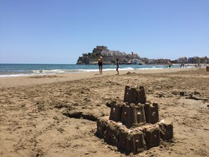 På stranden
