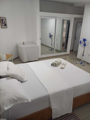 4 bedrooms, travel crib, WiFi