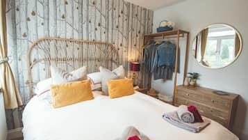 2 bedrooms, desk, iron/ironing board, travel crib