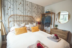 2 chambres, bureau, fer et planche à repasser, lit parapluie