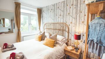 2 makuuhuonetta, työpöytä, silitysrauta/-lauta, vauvan matkasänky