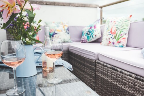Waves Apartment Devon | Sea-View Sanctuary | Walks, Beach Sauna, Pet-Friendly