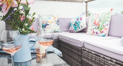 Waves Apartment Devon | Sea-View Sanctuary | Walks, Beach Sauna, Pet-Friendly