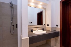 Douche, sèche-cheveux, bidet, serviettes fournies