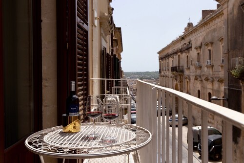 Elegant apartment, in the heart of the historic center of Noto, for 2 to 6 guests