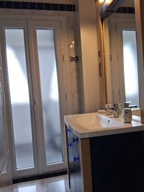 Douche, serviettes fournies