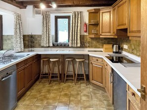 Dishwasher, highchair - 16 bedroom accommodation in Bampton, near Tiverton (Bampton, near Tiverton)