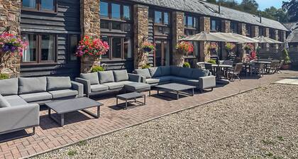 16 bedroom accommodation in Bampton, near Tiverton