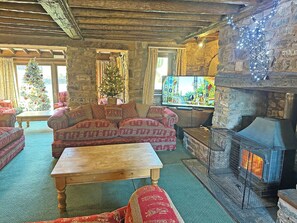 Télévision, cheminée