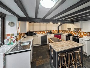 Een vaatwasser, een kinderstoel