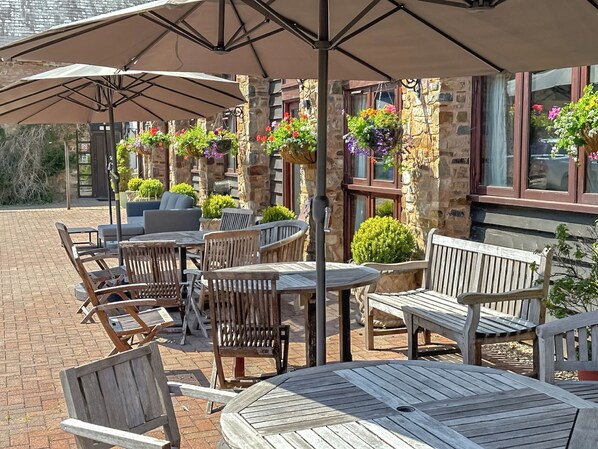 Outdoor dining - 16 bedroom accommodation in Bampton, near Tiverton (Bampton, near Tiverton)