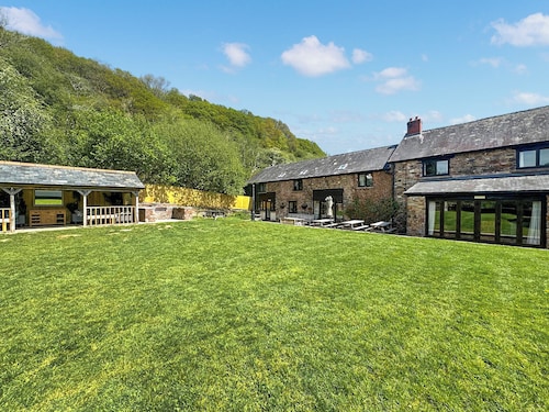 16 bedroom accommodation in Bampton, near Tiverton