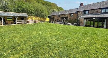 16 bedroom accommodation in Bampton, near Tiverton