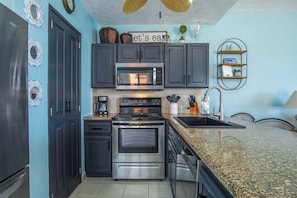 Refrigerador, microondas, horno, placa de cocina