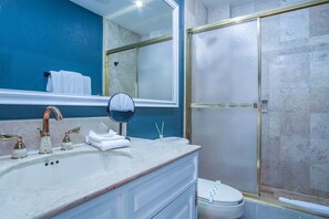 Douche, sèche-cheveux, serviettes fournies