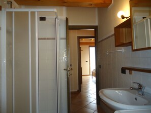 Shower, bidet - Casa Carla, up to 4 persons, quiet location, garden, balcony with panoramic views (Crone)